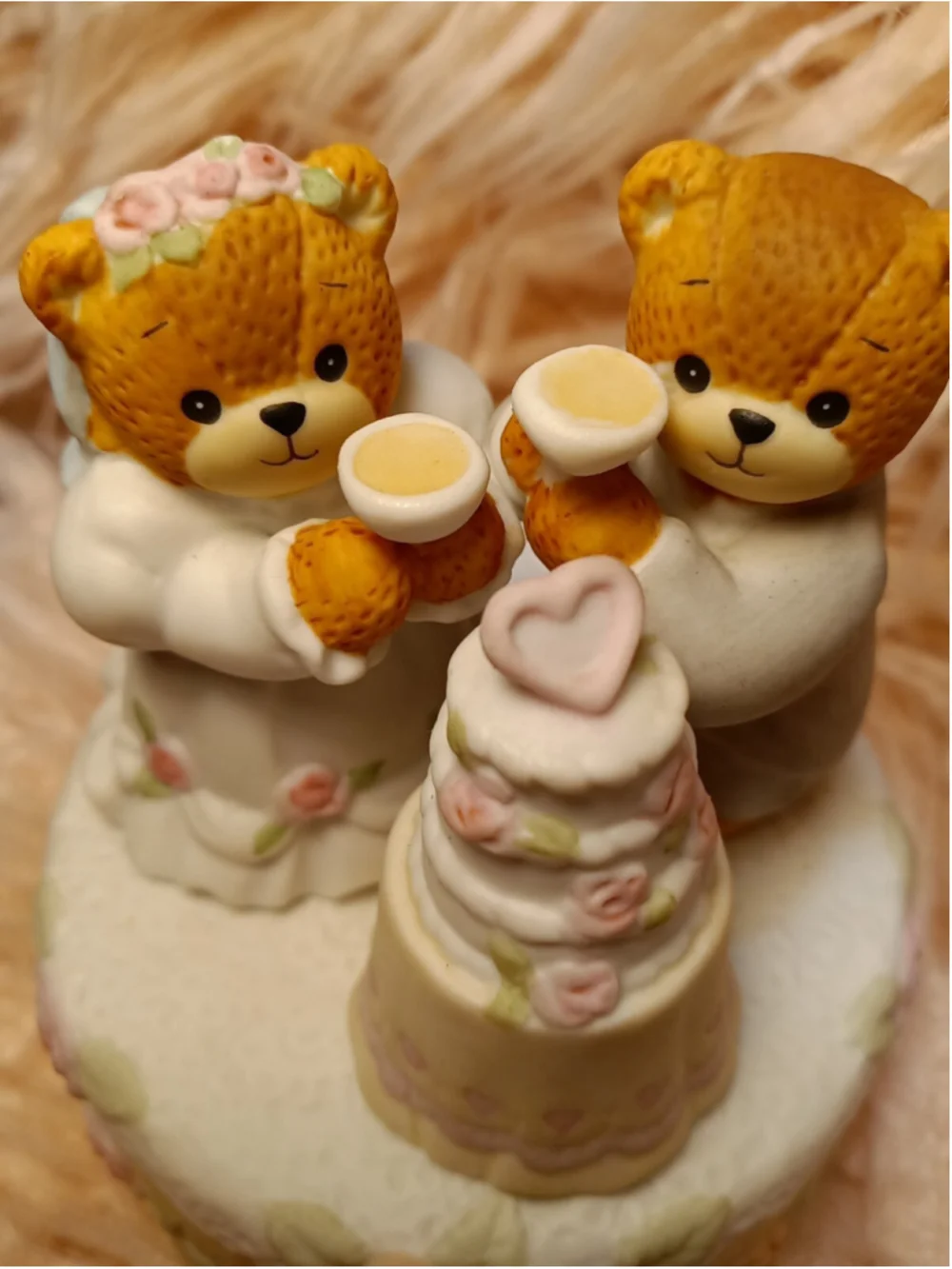 Lucy and Me Lucy Rigg Wedding Bears Bride Groom Toast W/Wedding Cake Music NOT